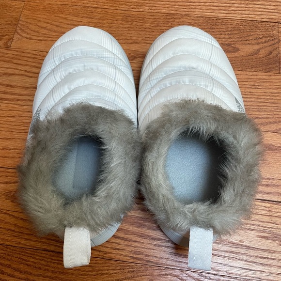 The North Face thermal traction mules with fur trim women’s size XS 5-7 - Picture 2 of 4